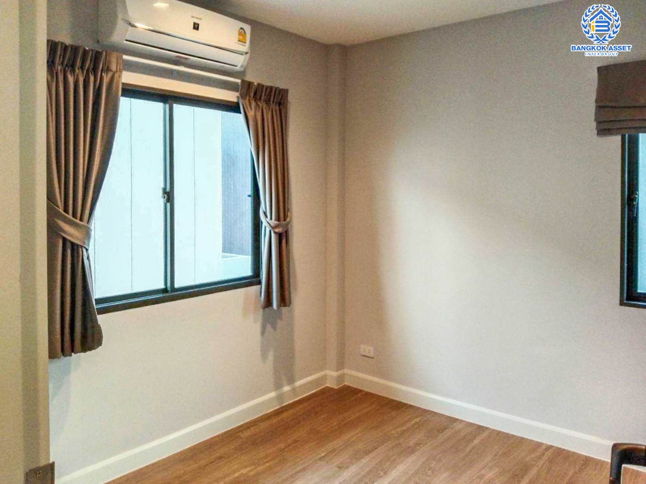 บ้านมือสอง ม.เวนิว พระราม9 หลังมุม เนื้อที่ 51.4 ตร.ว. ฟังก์ชัน 3 ห้องนอน 3 ห้องน้ำ จอดรถได้ 2 คัน บนทำเลเชื่อมต่อหลายเส้นทาง ถ.ศรีนครินทร์, ถ.กรุงเทพกรีฑา, ถ.ร่มเกล้า, ถ.รามคำแหง ใกล้ทางด่วน "ทับช้าง มอเตอร์เวย์" และ ทางด่วน ศรีรัช และแฟชั่นไอส์แลนด์...